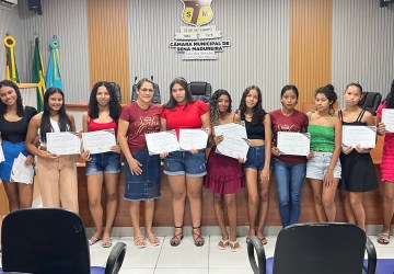 Vereadora Ivoneide Bernardino entrega certificados de conclusão dos cursos básico e avançado de informática ofertados às participantes da 5ª edição do projeto Sonho de Menina Sou Debutante 